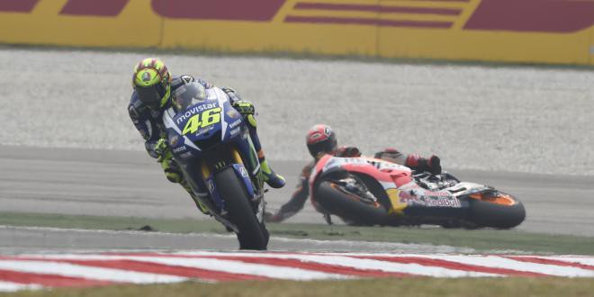 Valentino Rossi trả giá sau cú đạp xe đối thủ