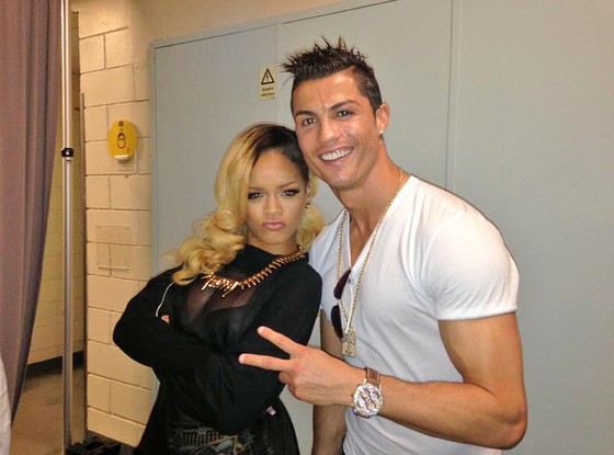 CR7 cover bài hit của Rihanna trên máy bay cùng tuyển Bồ Đào Nha