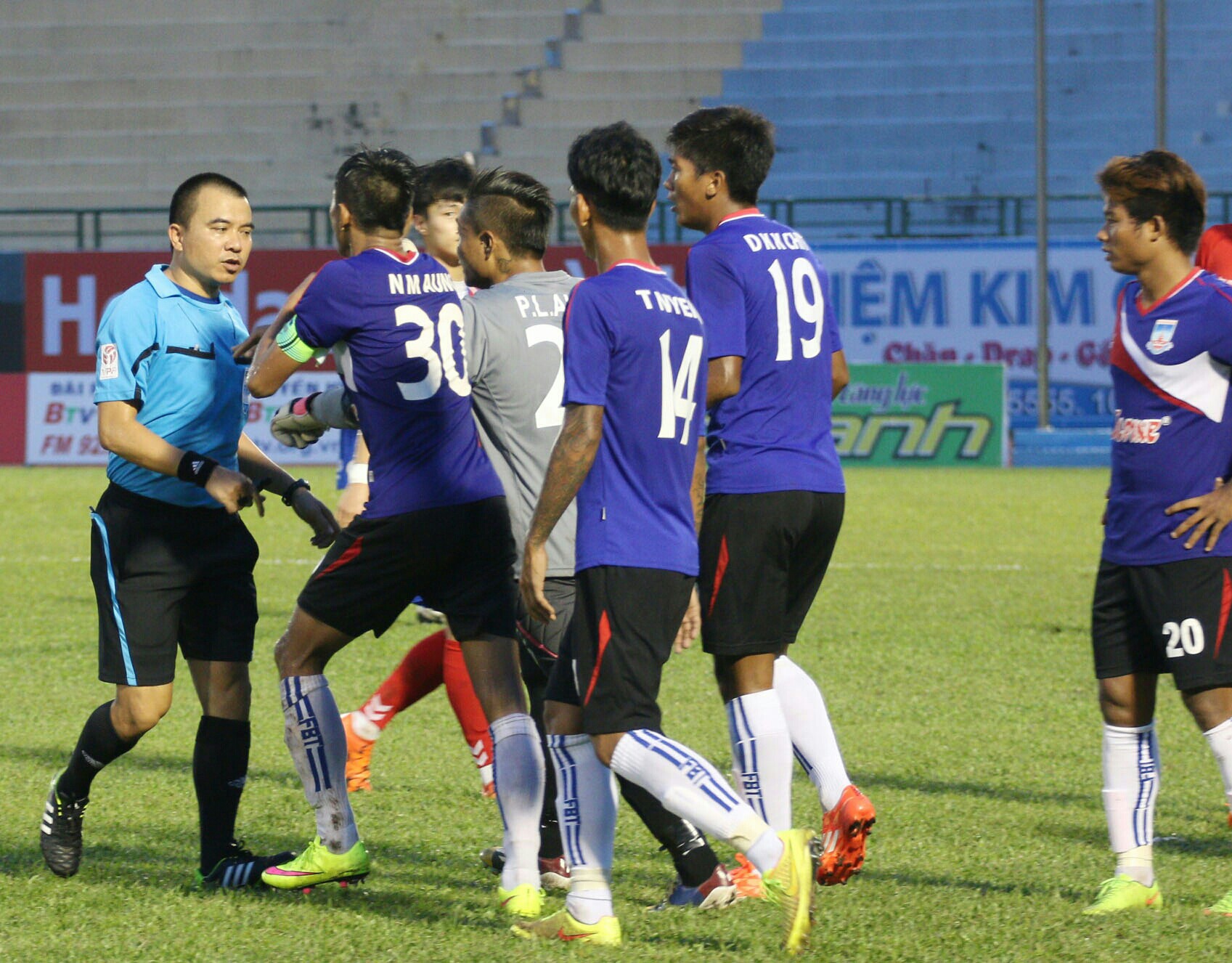 Đánh trọng tài, CLB của Myanmar bỏ ngang BTV Cup 2015