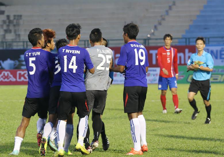 Đánh trọng tài và bị xử thua, Yadanarbon vẫn đá nốt BTV Cup