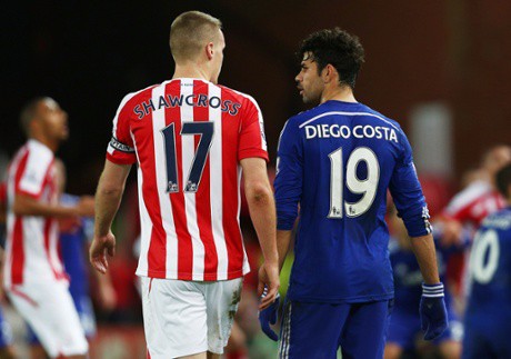 Diego Costa tố Ryan Shawcross ‘viêm cánh nặng’