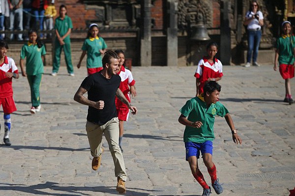 Becks chơi bóng trên đường phố Nepal