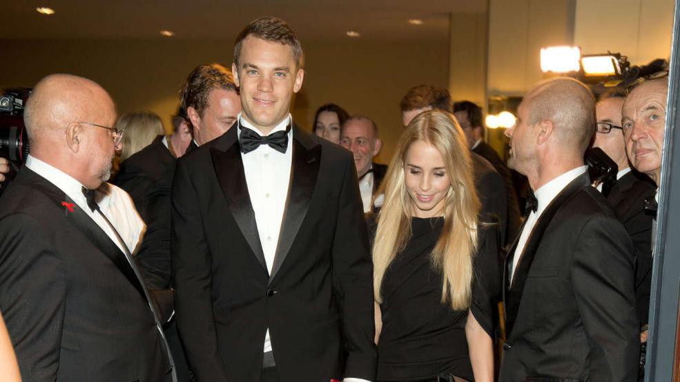 Manuel Neuer giới thiệu bạn gái mới
