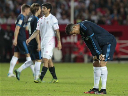 Sevilla 3-2 Real: Ronaldo "tắc nòng", Real "hít khói" Barca