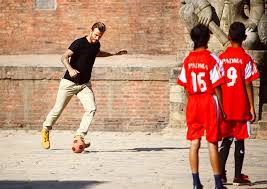 Beckham chơi bóng cùng trẻ em Nepal