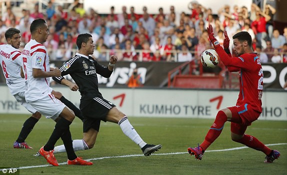 Clip tố CR7 hành hung cầu thủ Sevilla