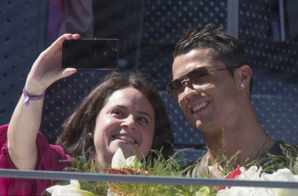 Fan xếp hàng dài cùng Ronaldo phá kỷ lục