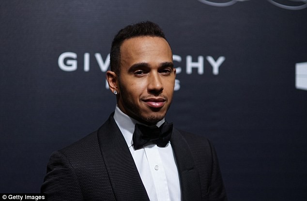 Hamilton lái siêu xe Ferrari đi làm từ thiện
