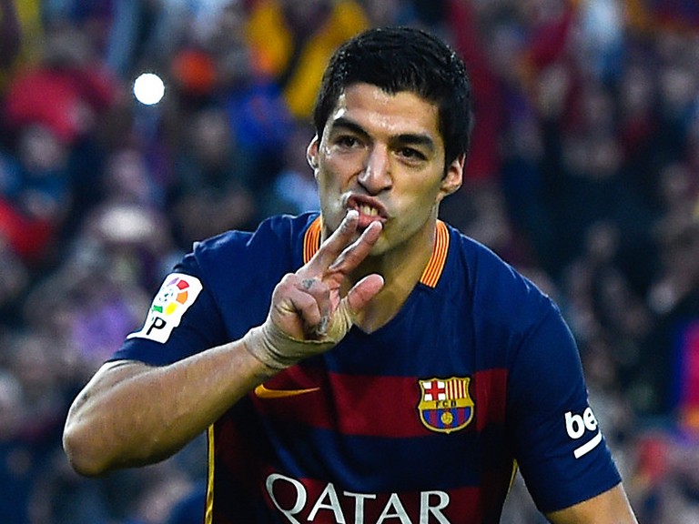 Sau 5 năm, Suarez mới đá phạt đền