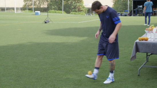 Lionel Messi trở lại với một trái cam