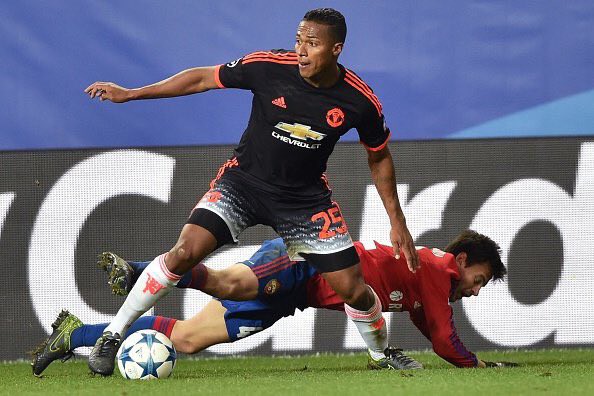 Man United: Antonio Valencia phẫu thuật thành công