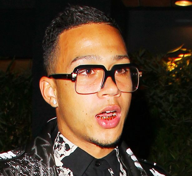 Memphis Depay muốn “cờ bạc” cũng không xong
