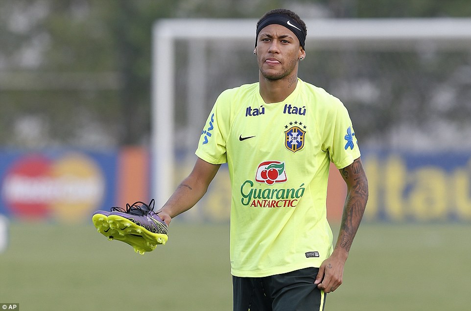 Neymar làm loạn sân tập Selecao với những pha bóng kỹ thuật và bàn thắng đẹp