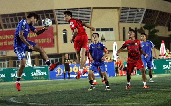 Một pha đánh đầu nguy hiểm của FC Moon trước khung thành Top Group