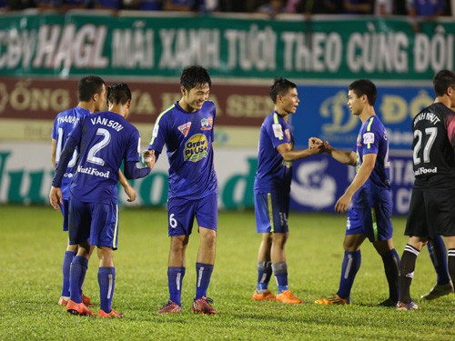 HA.GL - ĐT.LA: Một vở kịch tồi
