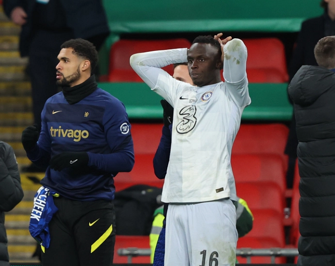 Phản ứng của thủ m&ocirc;n Chelsea sau khi Kepa s&uacute;t hỏng penalty 