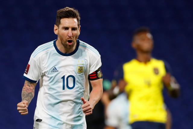 Messi tranh đấu với Pele v&igrave; một kỷ lục vĩ đại kh&aacute;c