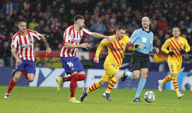 Messi v&agrave; mối quan hệ kỳ lạ với trọng t&agrave;i ở trận Barca vs Atletico