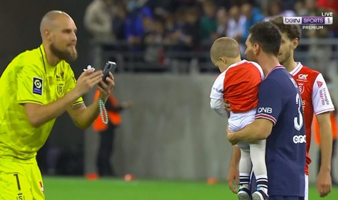 Messi chụp ảnh với con trai của thủ môn đối phương Messi chụp ảnh với con trai của thủ môn đối phương