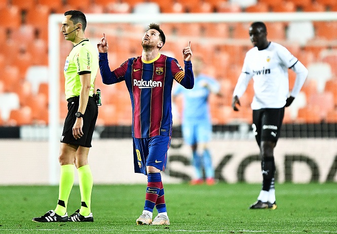 Messi rút ngắn khoảng cách trong cuộc đua Chiếc giày vàng Messi rút ngắn khoảng cách trong cuộc đua Chiếc giày vàng