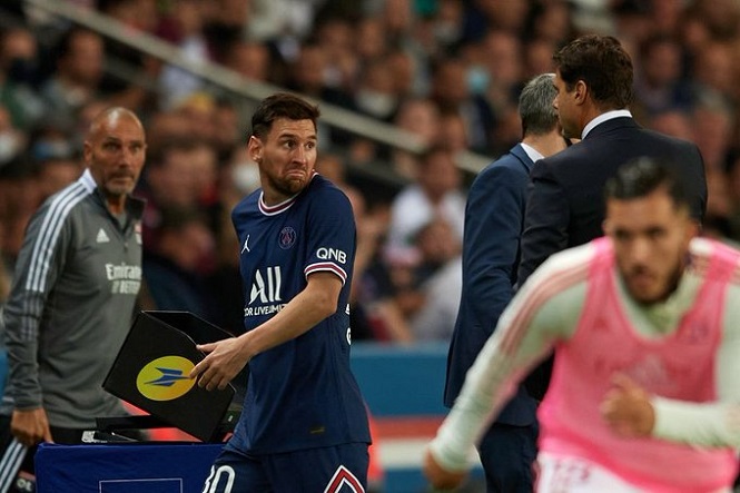 Messi hậm hực từ chối bắt tay HLV PSG sau khi bị thay ra