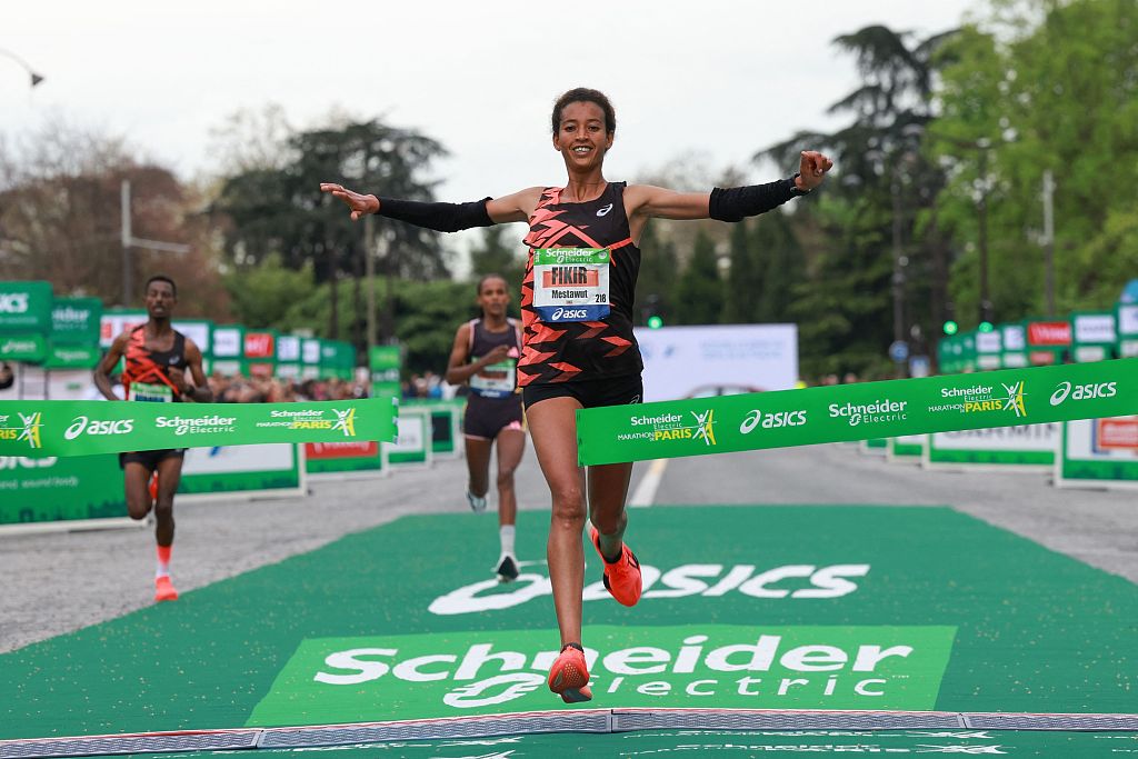 VĐV lần đầu thi 42km chiến thắng giải marathon ở thành phố tổ chức Olympic Paris 2024