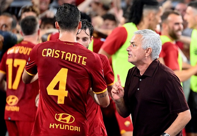 Mourinho như đứa trẻ 12 tuổi khi ăn mừng trận đấu thứ 1000