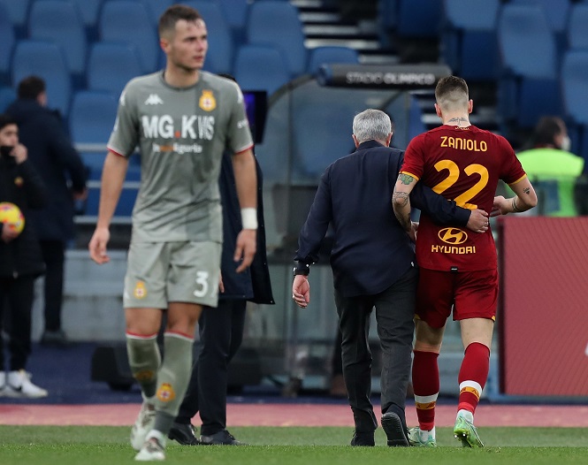 Mourinho than thở “Roma chỉ là những đứa trẻ trong mắt trọng tài”