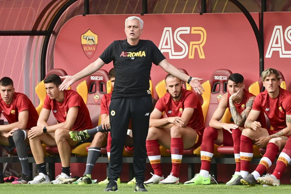 Jose Mourinho khởi đầu với AS Roma bằng 10 bàn thắng