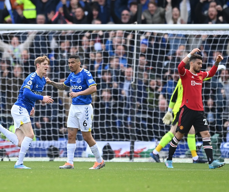 Maguire bị chế giễu vì hành động ngớ ngẩn trong trận MU vs Everton
