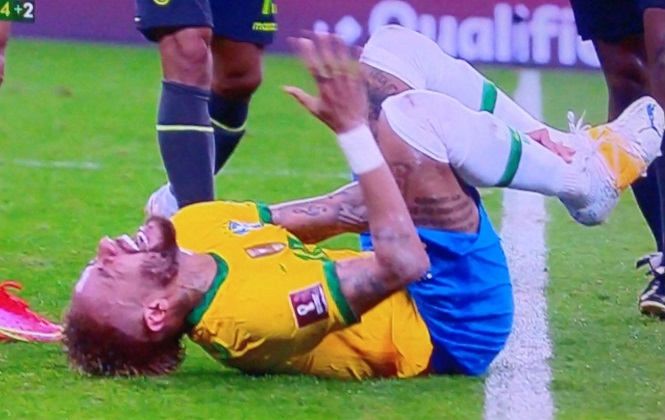 Cận cảnh Neymar bị “triệt hạ” thô bạo ở trận Brazil vs Ecuador Cận cảnh Neymar bị “triệt hạ” thô bạo ở trận Brazil vs Ecuador