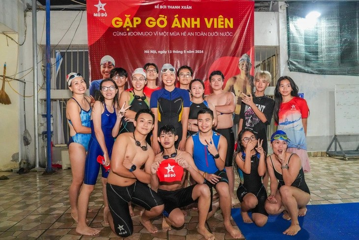 Hủy thách đấu bơi sông Hồng, Ánh Viên giao lưu với trẻ em Hà Nội