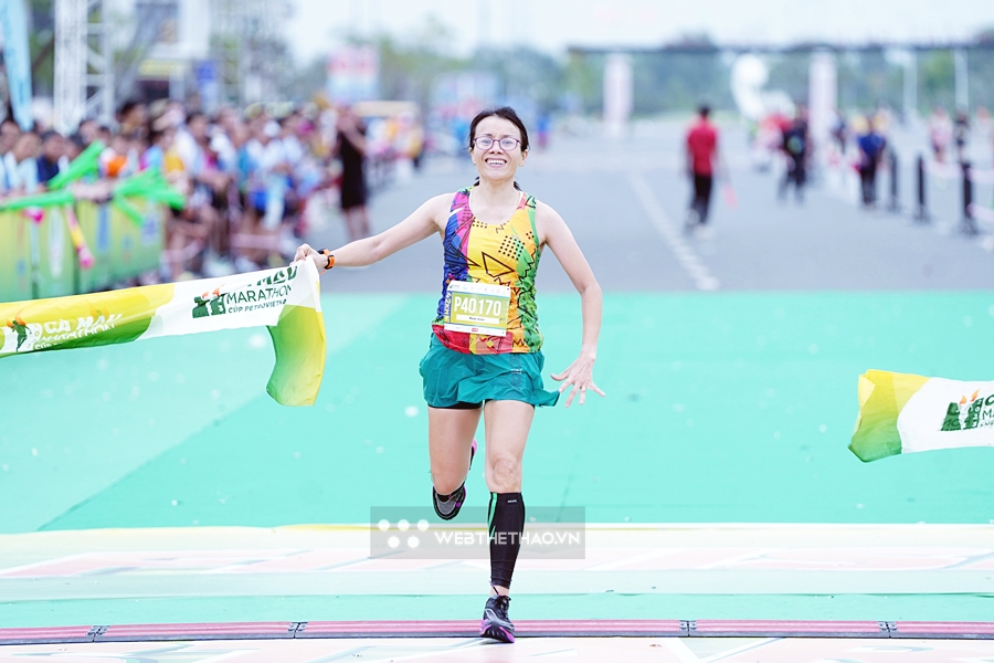 Cựu tuyển thủ dự SEA Games 31 L&ecirc; Văn Tuấn v&agrave; nữ c&aacute;n bộ Đạm Ph&uacute; Mỹ v&ocirc; địch chạy 42km C&agrave; Mau Marathon 2023