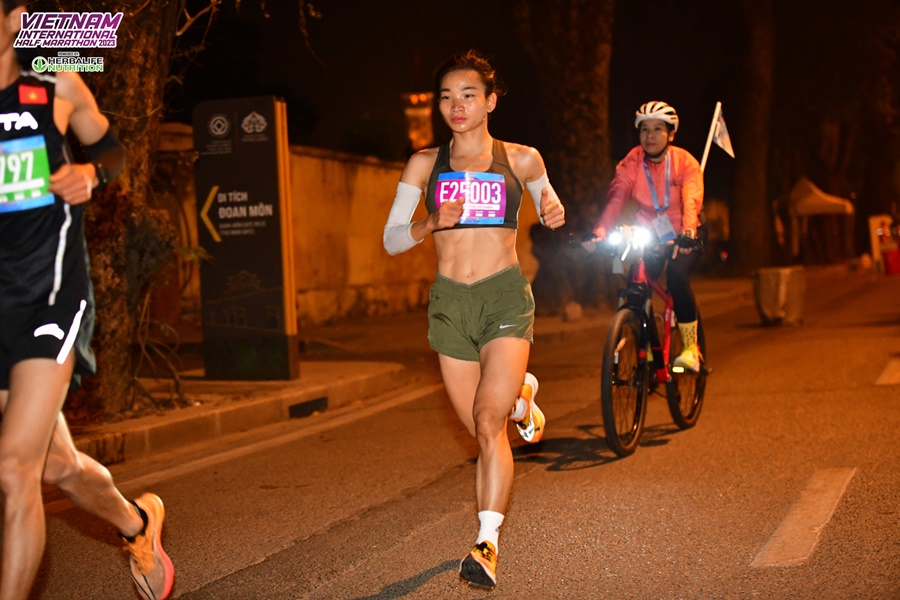 Nguyễn Thị Oanh lập kỷ lục cá nhân chạy 21km tại Giải Bán Marathon Quốc tế Việt Nam 2023 tài trợ bởi Herbalife Nutritrion