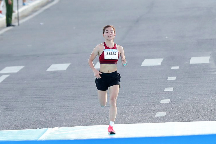 Nguyễn Thị Oanh và dàn sao tuyển dự SEA Games 31 vô địch tại giải marathon Quy Nhơn