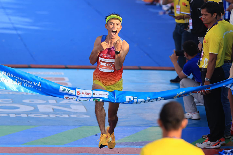 Quán quân marathon quốc gia hệ phong trào Nguyễn Văn Long chạy xuyên Việt lần hai