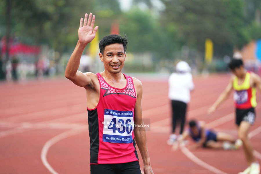 Nguyễn Văn Lai &ldquo;c&ograve;ng lưng g&aacute;nh chỉ ti&ecirc;u&rdquo;, 13 năm v&ocirc; địch quốc gia chạy 5000m