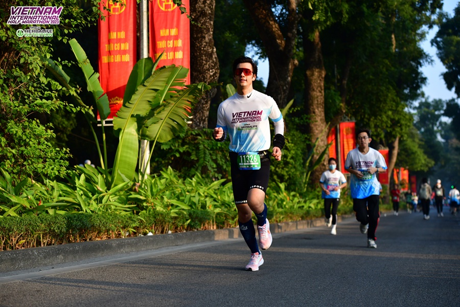 Diễn viên Nhan Phúc Vinh ‘đốt cháy” đường chạy Giải Bán Marathon Quốc tế Việt Nam 2023 tài trợ bởi Herbalife Nutrition Diễn viên Nhan Phúc Vinh ‘đốt cháy” đường chạy Giải Bán Marathon Quốc tế Việt Nam 2023 tài trợ bởi Herbalife Nutrition
