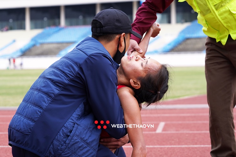 Hồng Lệ t&aacute;i hiện h&igrave;nh ảnh đổ gục ở SEA Games 30 khi ph&aacute; kỷ lục quốc gia chạy 10.000m