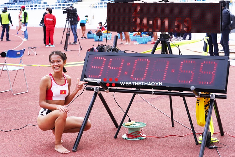 HCĐ marathon SEA Games 30 Hồng Lệ ph&aacute; kỷ lục chạy 10.000m quốc gia của Nguyễn Thị Oanh