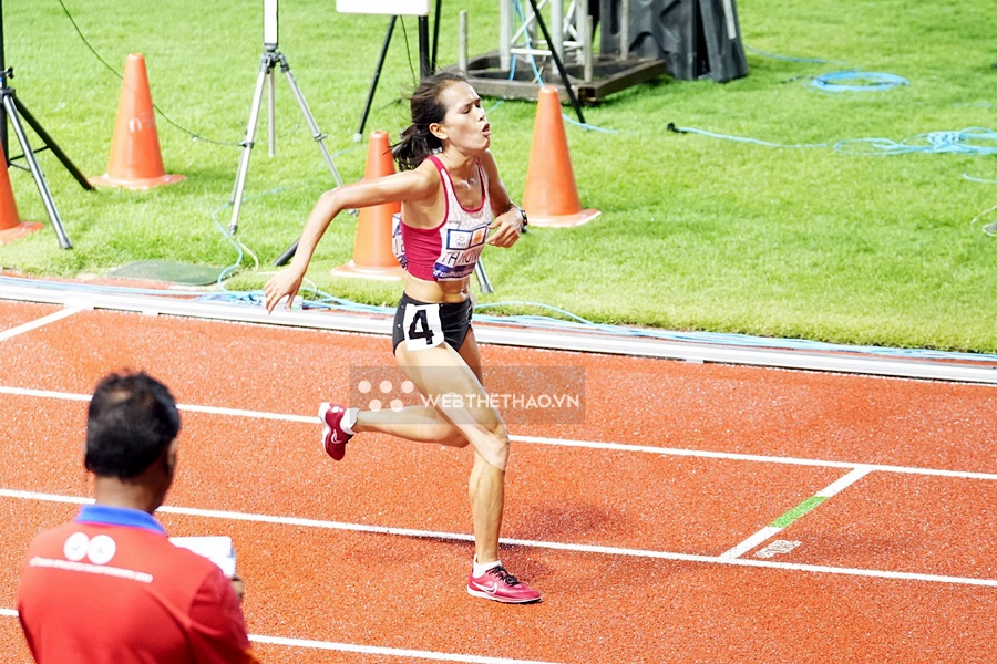 Hồng Lệ nôn khan sau nỗ lực vượt bậc trên đường chạy 10000m nữ giải điền kinh châu Á 2023