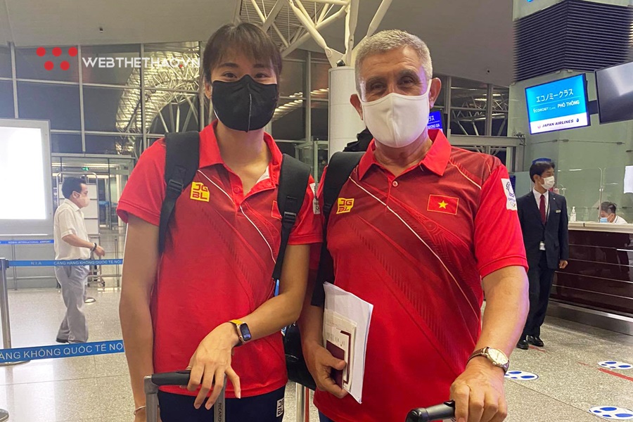 Quách Thị Lan và thầy ngoại làm thủ tục sang Nhật thi đấu Olympic 2021
