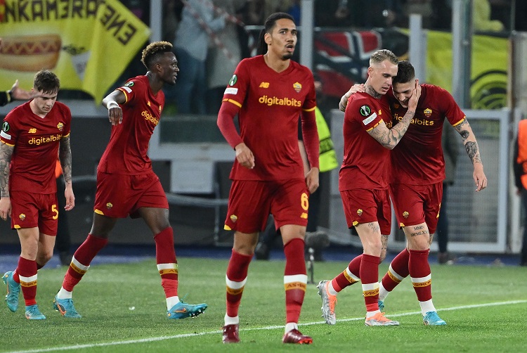 Roma của Mourinho trở thành lá cờ đầu của bóng đá Italia