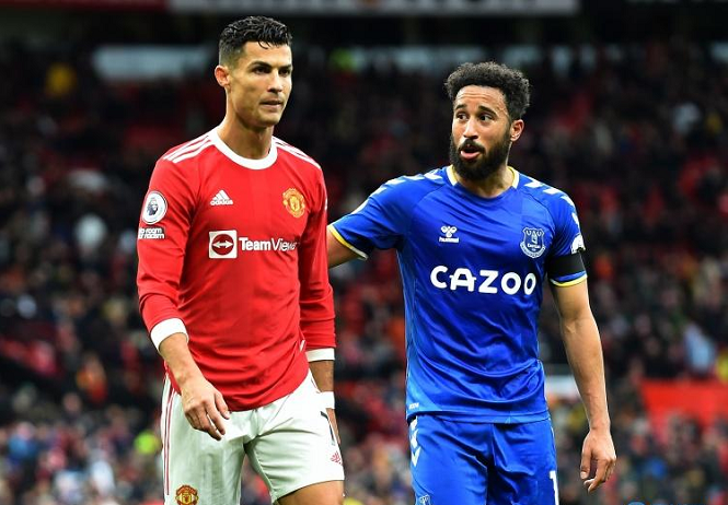 Ronaldo 4 lần từ chối tặng &aacute;o đấu sau trận h&ograve;a thất vọng của MU