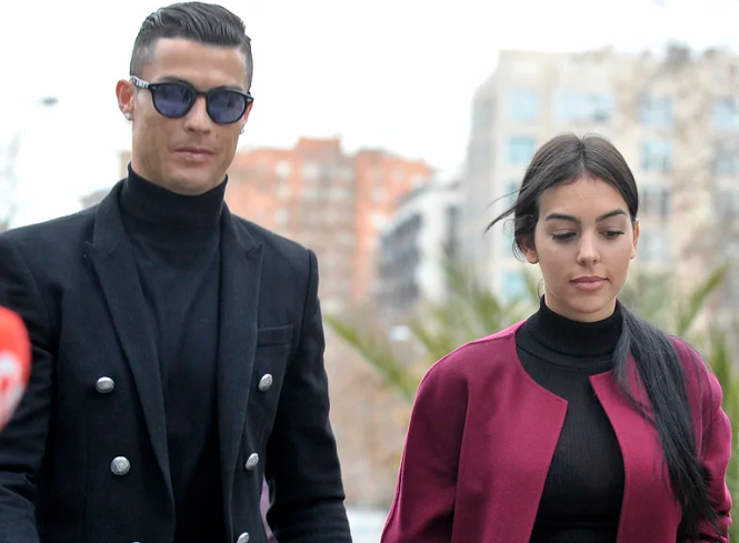 Bạn gái của Ronaldo bị tố vô ơn đối với người nuôi dưỡng