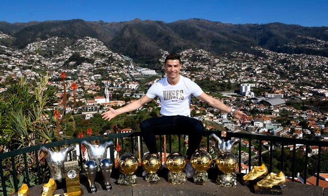 Ronaldo khiến h&agrave;ng x&oacute;m kinh ngạc khi tập đi&ecirc;n cuồng l&uacute;c c&ograve;n nhỏ