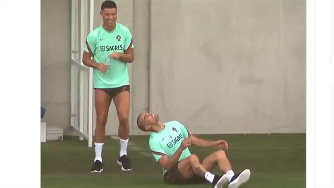 Ronaldo lén lút chơi khăm đồng đội ở tuyển Bồ Đào Nha