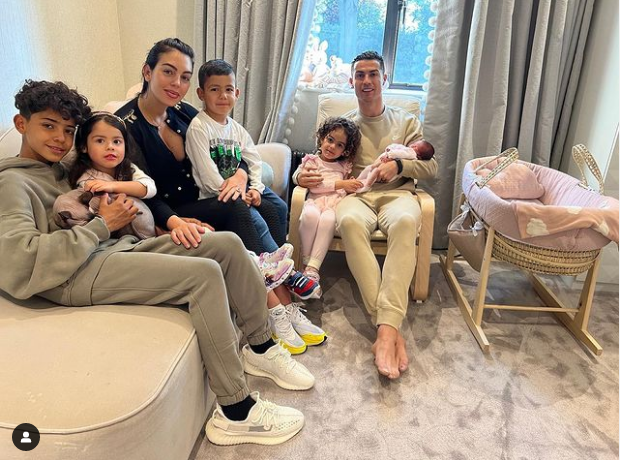Ronaldo đăng ảnh gia đình “ngọt ngào” sau khi mất con trai