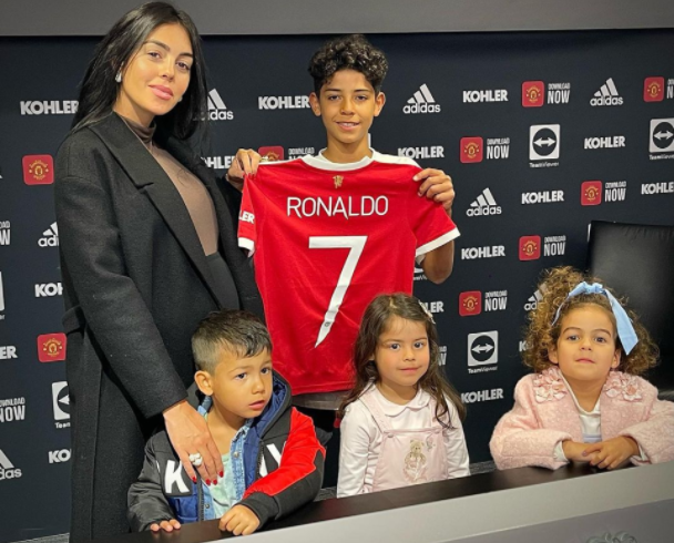 Con trai của Ronaldo có thể chơi cho 3 đội tuyển quốc gia Con trai của Ronaldo có thể chơi cho 3 đội tuyển quốc gia