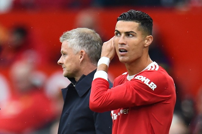 Sir Alex Ferguson &ldquo;ph&ecirc; ph&aacute;n&rdquo; quyết định để Ronaldo ngồi dự bị